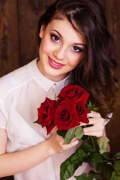 漂亮的少女拿着红玫瑰图片下载