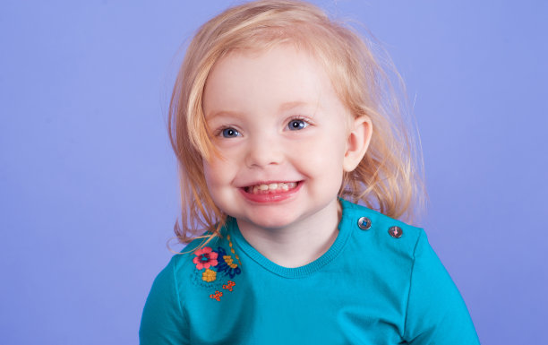 微笑的小女孩图片下载