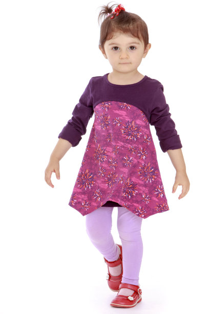 小女孩向前走图片下载