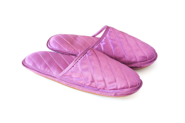 一双紫色的拖鞋图片下载