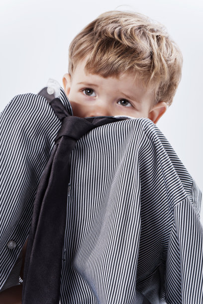 年轻的商人穿着一件大衬衫。图片下载