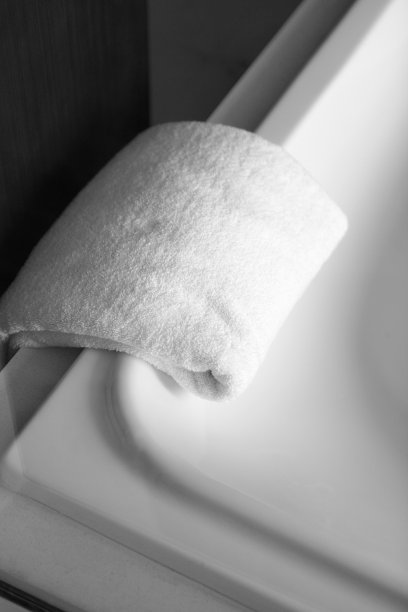浴缸上的毛巾是黑白的图片下载