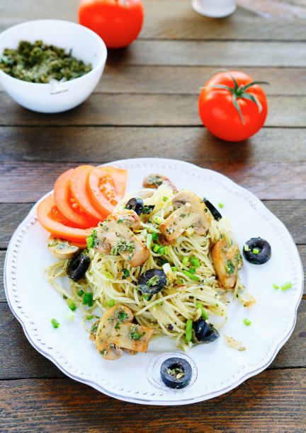 意大利面配烤蘑菇和西红柿图片下载