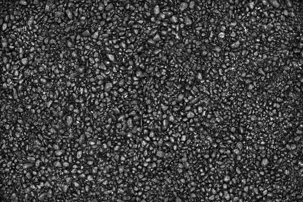 黑暗的沥青路基。图片下载