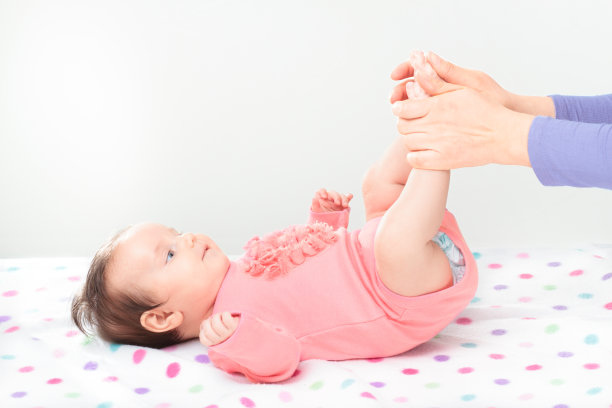 妈妈照顾着她的小女儿图片下载