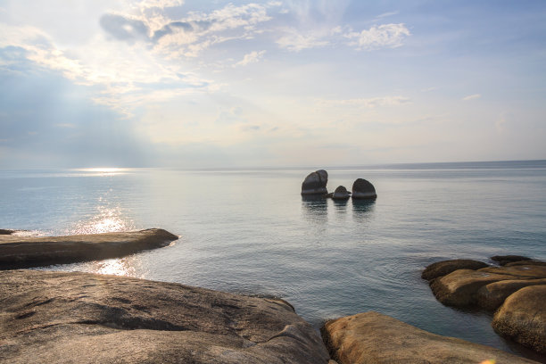 日出与雾景观周围的拉迈海滩图片下载