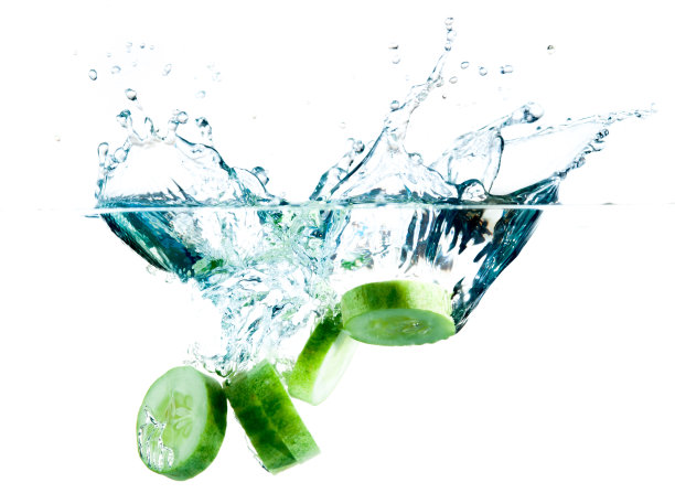 切片黄瓜溅水孤立在白色背景图片下载