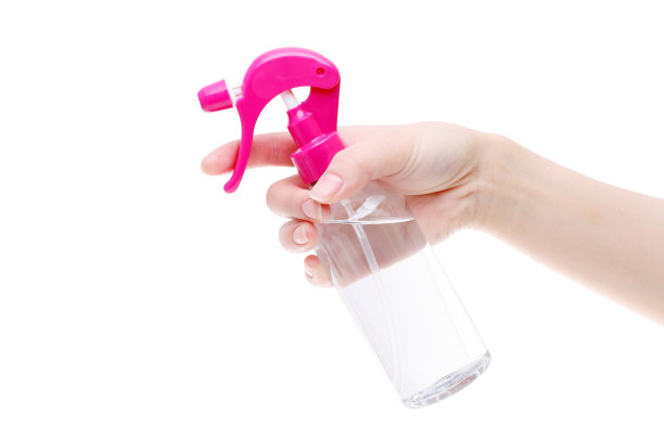手握香水喷雾瓶图片下载