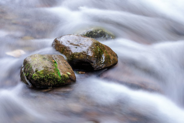 流过岩石的小溪图片下载
