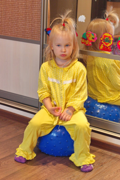 球上的女孩图片下载