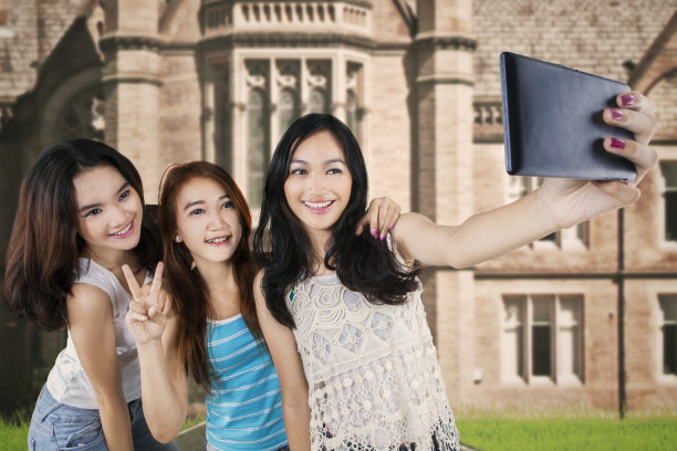 随意的学生在学校自拍图片下载