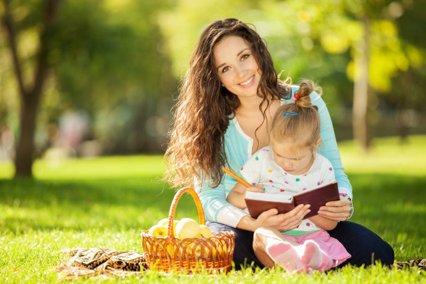妈妈和女儿在公园里图片下载