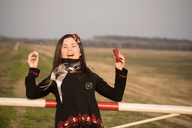 女孩在地里吹肥皂泡图片下载