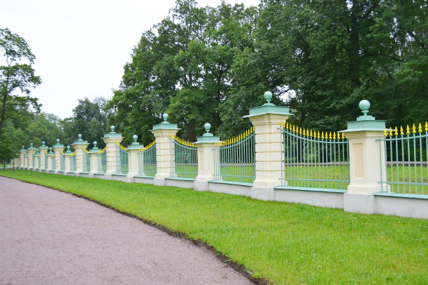 奥拉宁鲍姆的大门什科夫斯基宫的栅栏。图片下载