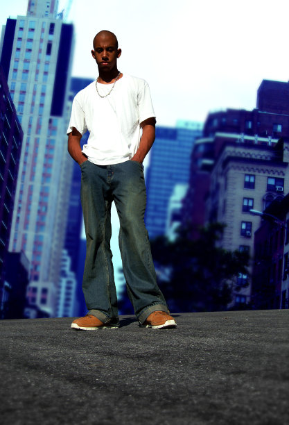 城里的黑人小男孩(2 / 2)图片下载