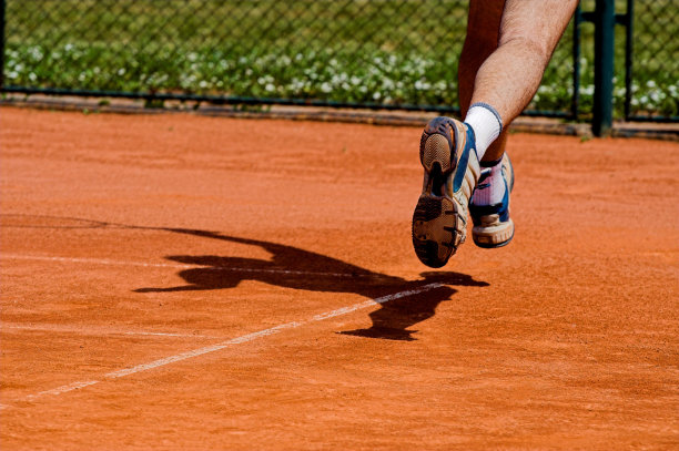 网球运动员在比赛中图片下载