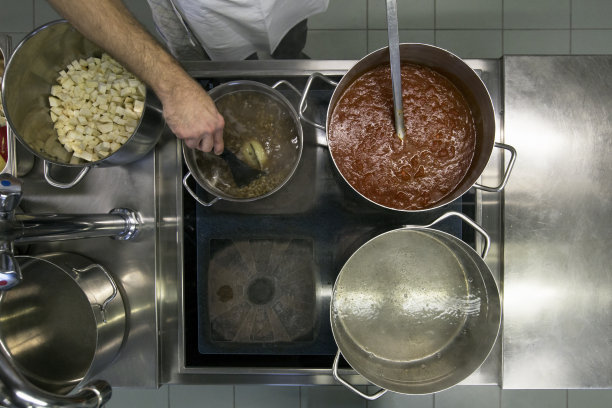 烹饪汤和番茄酱图片下载