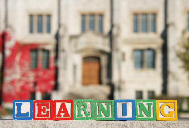 以校园为背景学习字母块。图片下载