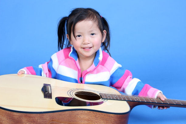 弹吉他的小女孩图片下载