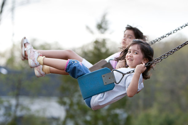 荡秋千的女孩图片下载