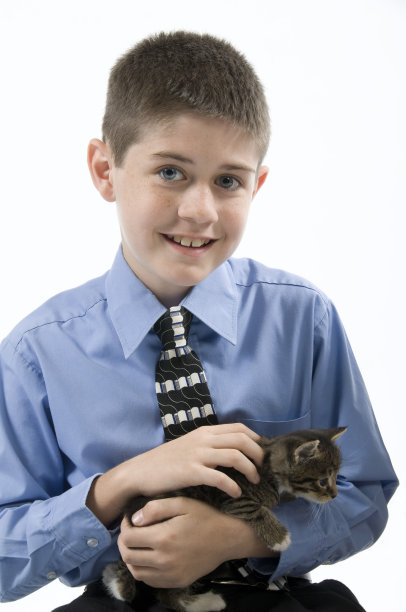 抱着小猫的小男孩图片下载