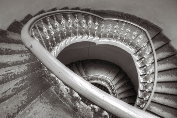 经典的黑白楼梯图片下载