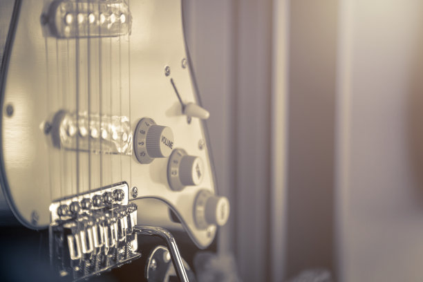 关上吉他在柔和的光线从窗口图片下载