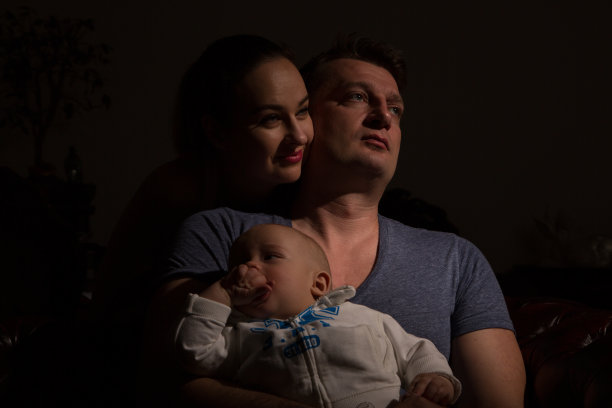 父母和他们的新生儿图片下载