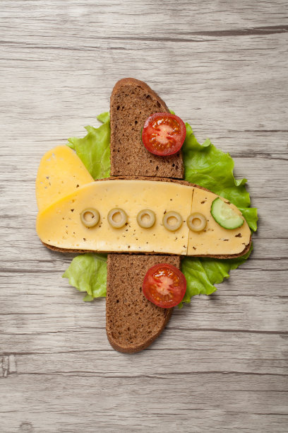 有趣的三明治飞机在木桌上图片下载