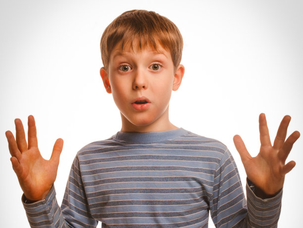 金发男人举起手，男婴很惊讶图片下载