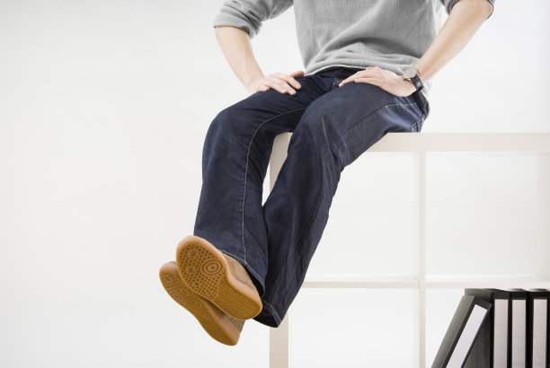 坐在架子上图片下载