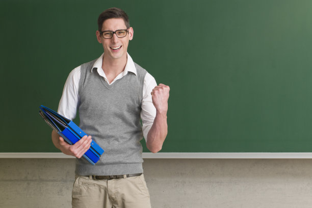 快乐的学生在黑板前图片下载