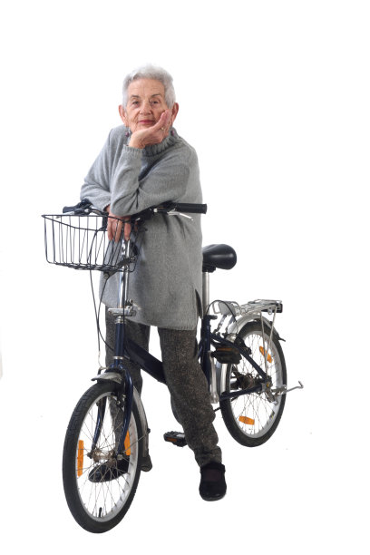 老妇人骑着自行车孤立在白色背景上图片下载