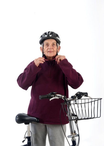 在白色背景上骑自行车的老妇人图片下载