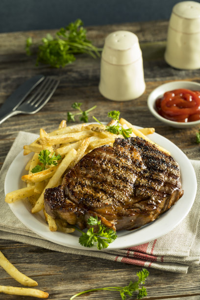 丰盛的自制牛排和炸薯条图片下载