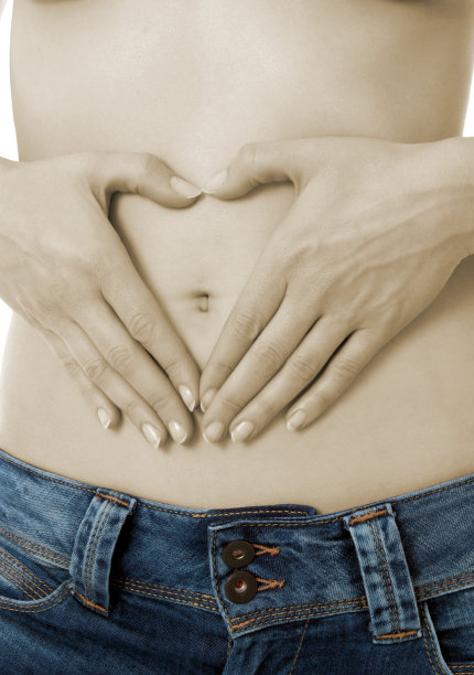 女人的手在肚子上做了一个心形的符号图片下载