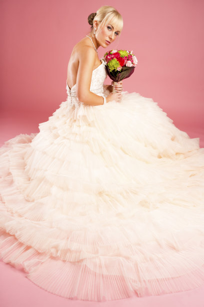 新娘肖像在粉红色的背景图片下载