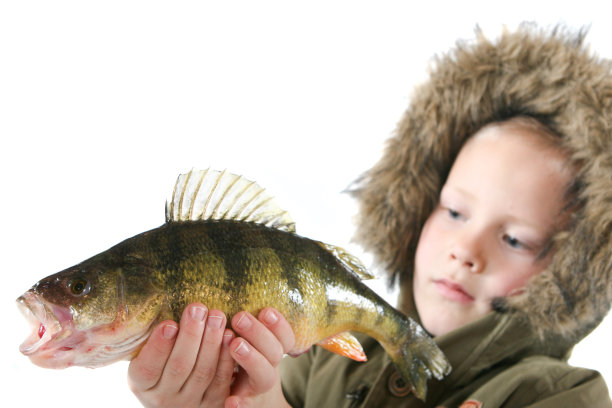 孩子抱着大鱼图片下载