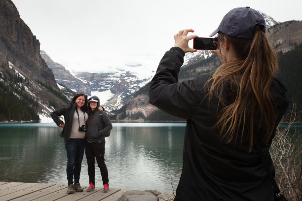 在给两个女人拍照图片下载