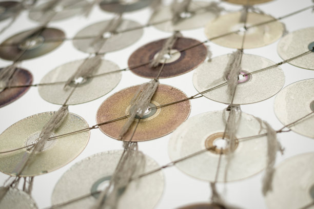 在明亮的背景下相互连接的小型CD驱动器图片下载