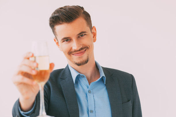 微笑的年轻商人敬酒的特写图片下载