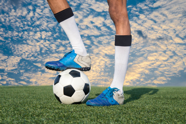 踢足球图片下载