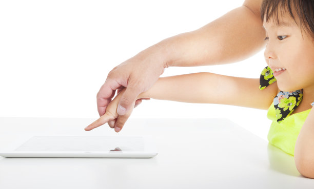 父亲教小女孩用手触摸平板电脑图片下载