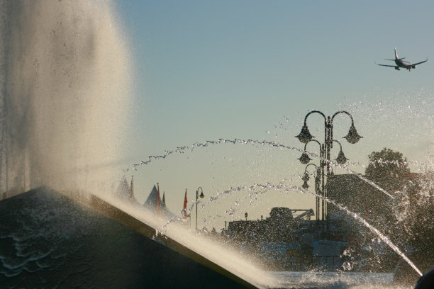 喷泉与飞机图片下载