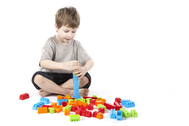 男孩建筑塔图片下载