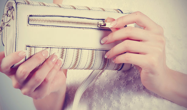 女性的手与指甲与白色手提包图片下载