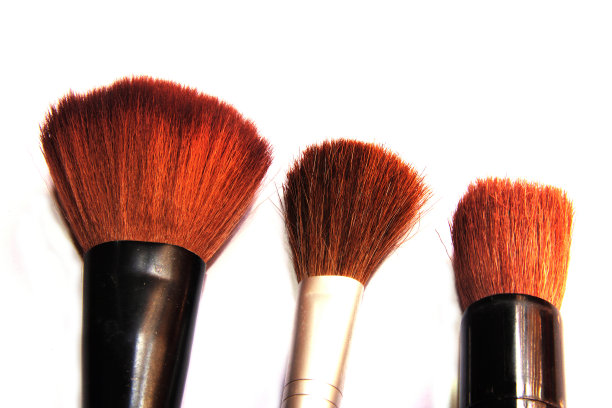 化妆刷隔离在一个白色的背景。图片下载