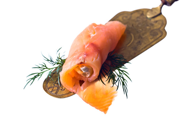 烟熏鲑鱼，奶油芝士和莳萝在白色的背景图片下载