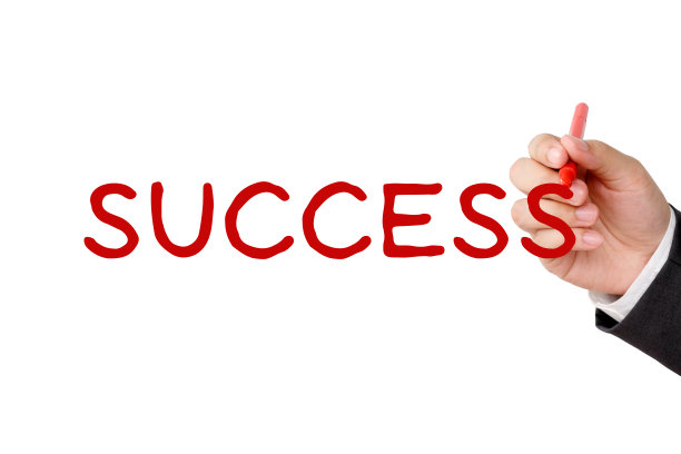 商人手中握着笔，成功字上白底，成功的经营理念图片下载