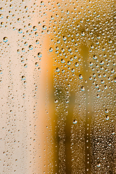 黄色背景上的水滴图片下载